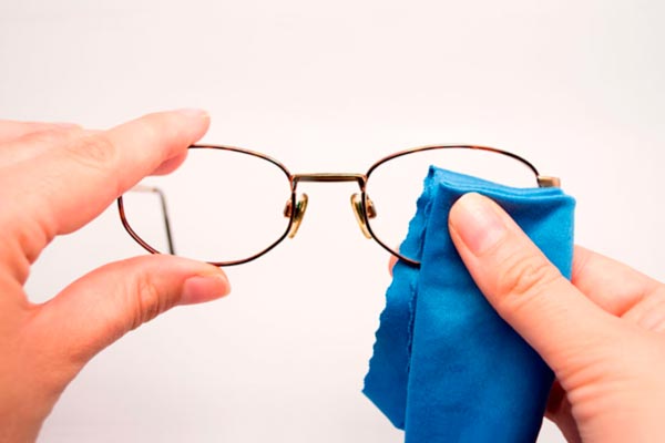 Cómo limpiar los lentes de manera correcta